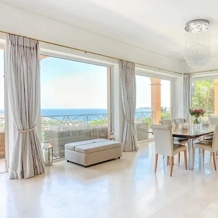Sainte-maxime Sleeps 10 With Pool Air Con And Wifi Villa *