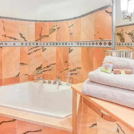 Sainte-maxime Sleeps 10 With Pool Air Con And Wifi Villa *