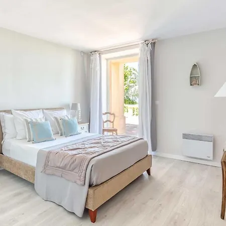 Sainte-maxime Sleeps 10 With Pool Air Con And Wifi Villa