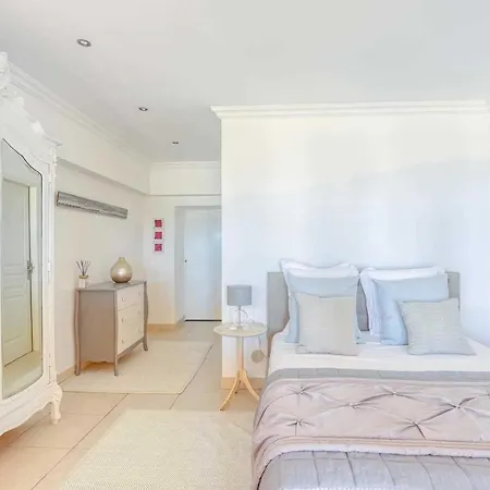 Sainte-maxime Sleeps 10 With Pool Air Con And Wifi *