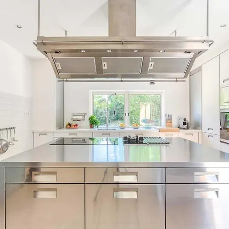 Villa Sainte-maxime Sleeps 10 With Pool Air Con And Wifi *