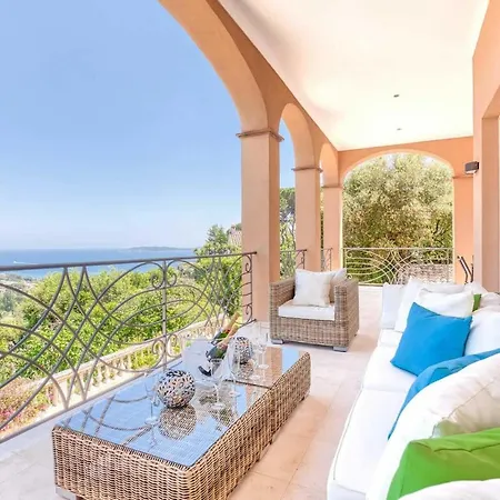Villa Sainte-maxime Sleeps 10 With Pool Air Con And Wifi